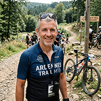 Realistisch portret van een Belgische MTB-organisator, 52 jaar