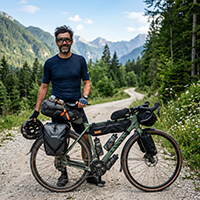 Realistisch portret van een Sloveense gravelrijder, 41 jaar