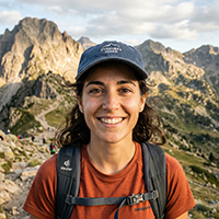 Realistisch portret van een Spaanse wandelaarster, 28 jaar, in de Pyreneeën